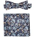 Grunt Bow Tie w. Handkerchief - Our Flower - Navy Flower