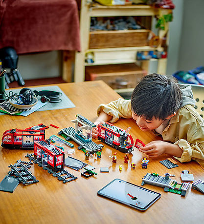 LEGO® City - Spårvagn och station 60423 - 811 Delar
