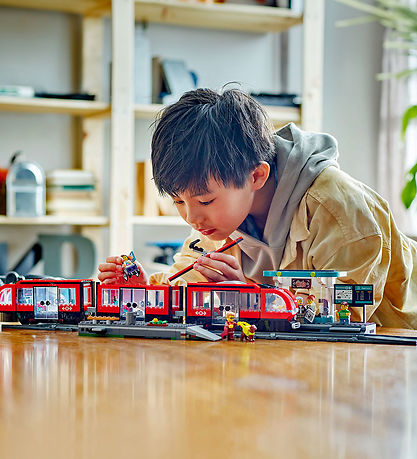 LEGO® City - Spårvagn och station 60423 - 811 Delar