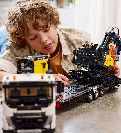 LEGO® Technic - Volvo FMX lastbil & EC230 elgrävmaskin - 42175