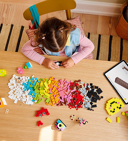 LEGO® Classic+ - Creative Happy Box 11042 - 680 Parts