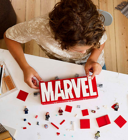 LEGO® Marvel - MARVEL logotyp och minifigurer 76313 - 931 Delar