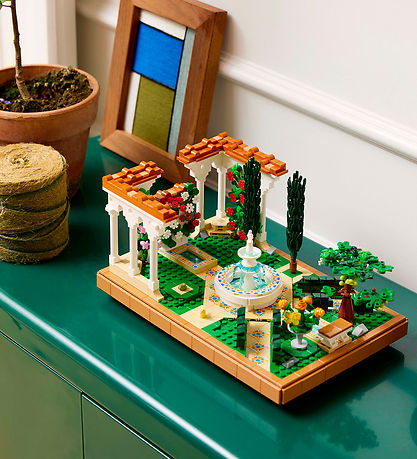 LEGO® Icons - Fontänträdgård 10359 - 1302 Delar