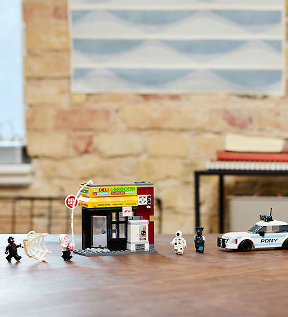LEGO® Marvel - Spider-Verse: Miles Morales vs. The Spot 76311 - 