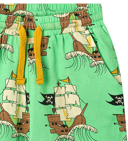 Småfolk Shorts - Minziger Green Tee m. Piratenschiffe