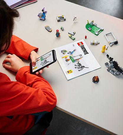 LEGO® Fortnite - Peely og Sparkplug slår leir på sletten 77075 -