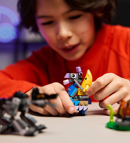 LEGO® Fortnite - Peely og Sparkplug slår leir på sletten 77075 -