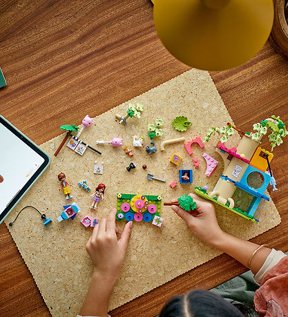 LEGO® Friends - Kattfödelsedagsfest och Trä... 42666 - 321 Delar