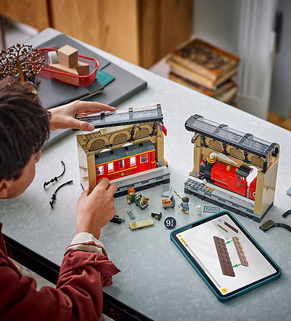 LEGO® Harry Potter - Book Niche: Hogwarts™ Express 76450