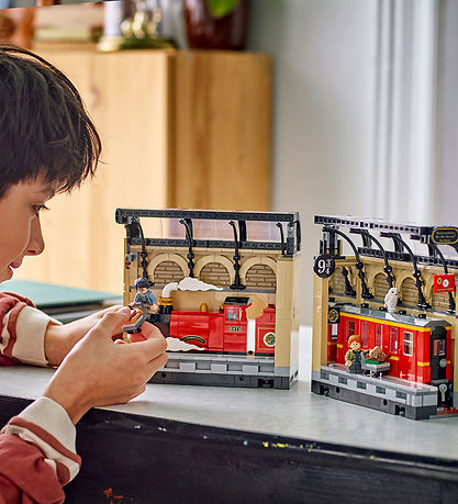 LEGO® Harry Potter - Book Niche: Hogwarts™ Express 76450