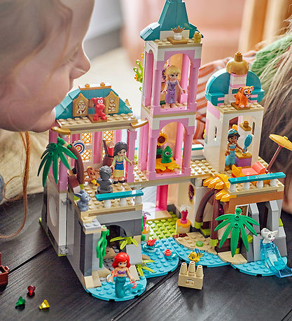 LEGO® Disney - Prinsessalinna ja kuninkaalliset lemmikit 43267 -