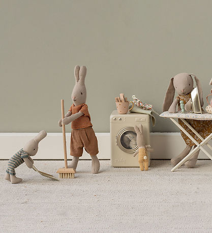 Maileg Miniature Sweeping Set
