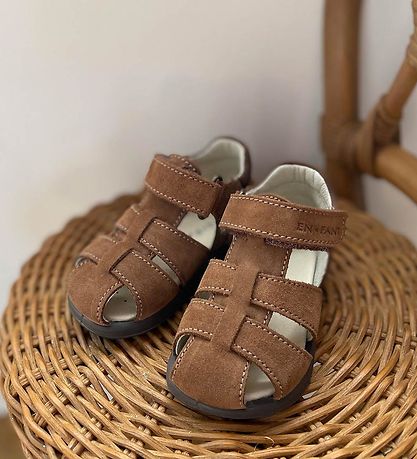 En Fant Sandaler - Lejon