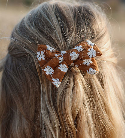 By Str Hair Clip w. Bow - Blanca - Caramel w. White Blom