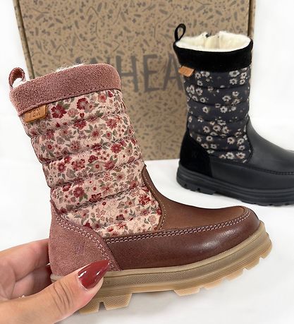 Wheat Winter Boots - Koa High Tex - Black w. Flowers