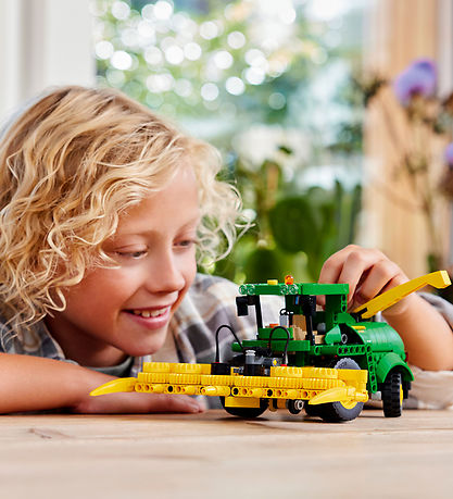 LEGO® Technic - John Deere 9700 Forage Harvester 42168 - 559 Set