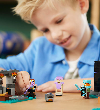 LEGO® Minecraft - Vapenförrådet 21252 - 203 Delar