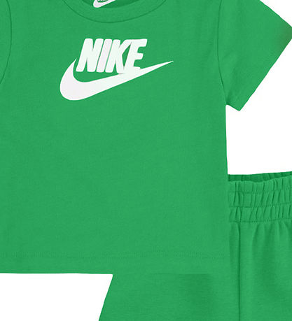 Nike Ensemble de Shorts - T-Shirt/Shorts - tape Green