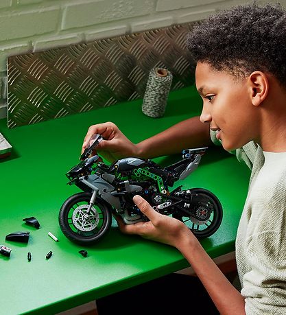 LEGO® Technic - Kawasaki Ninja H2R Motorcycle 42170 - 643 Partar