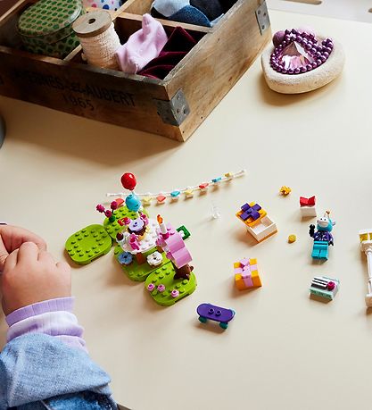 LEGO® Animal Crossing - Julian's Birthday Party 77046 - 170 Part