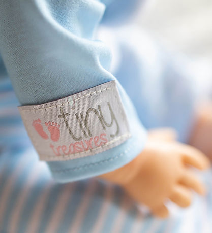 Tiny Treasures Puppe m. Braunes Haar - Blue Bear Puppe