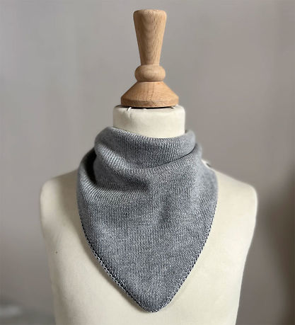 Pine Cone Slefsmekkur - Prjónað - Leo - 36,5x22 cm - Grey Melang