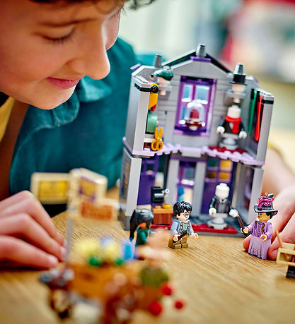 LEGO® Harry Potter - Ollivanders ja Matami Malkinin kaavut 76439