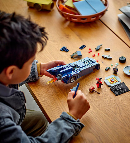 LEGO® Batman - Batman Und Batmobil gegen Harley... 76274