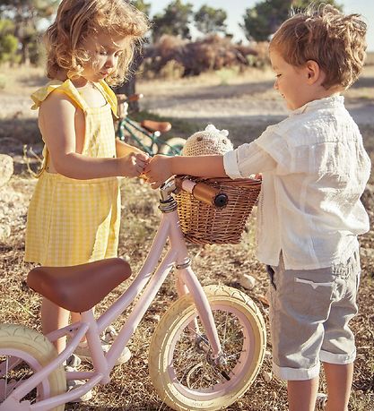 Banwood Balance Bike - First Go! - Rose