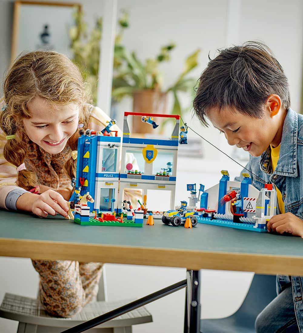 LEGO® City - Tréningsvæði lögregluskólans 60372 - 823 Partar
