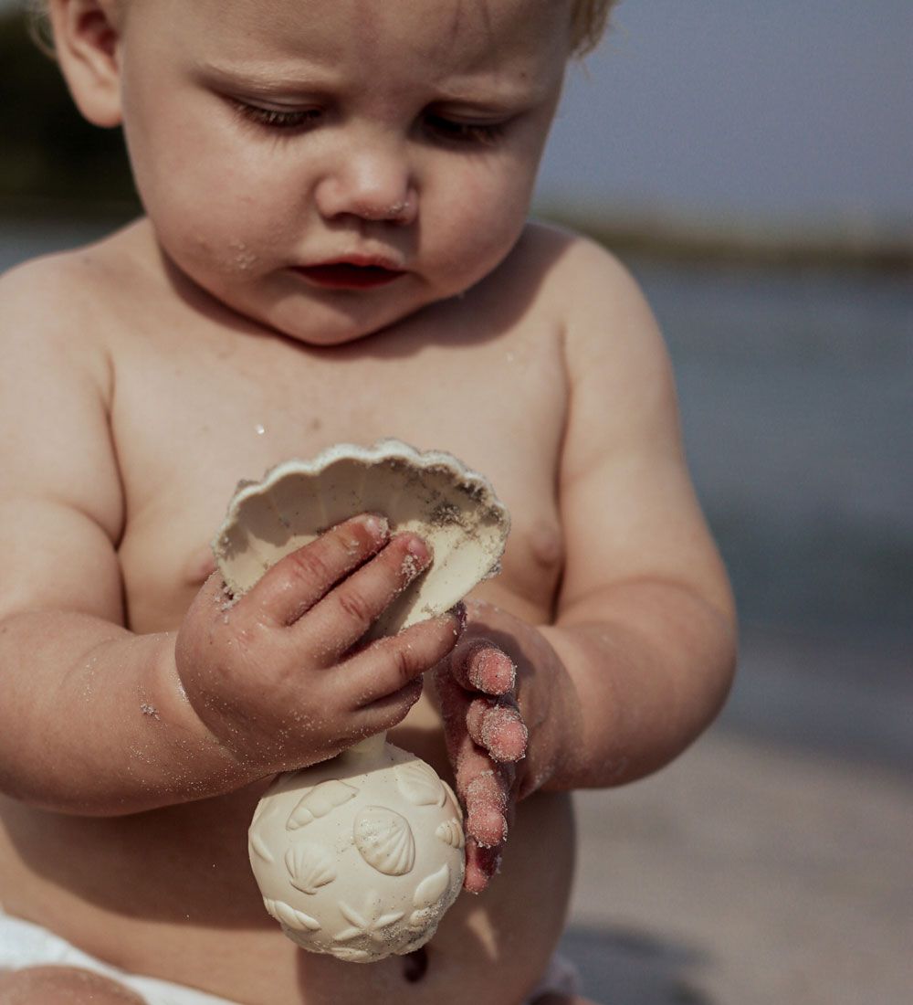 Natruba Rattle - Natural Rubber - Clam - White