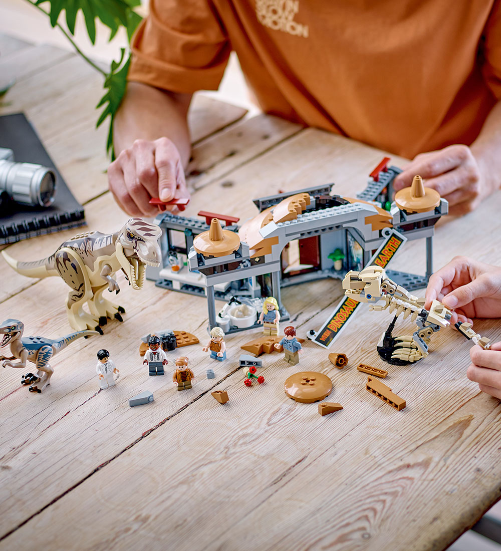 LEGO® Jurassic World - Vierailijakeskus: T-rexin... 76961