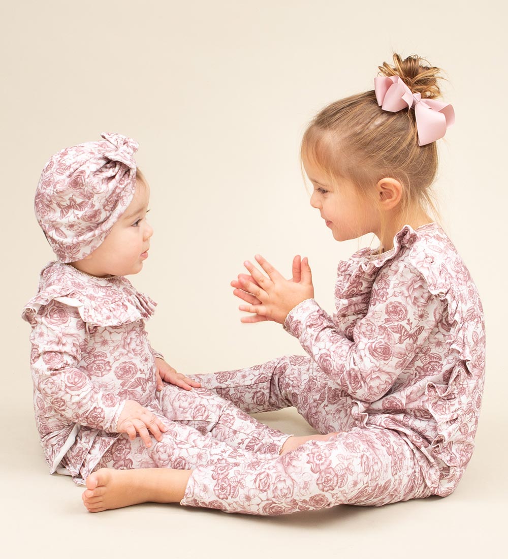Little Wonders Beanie w. Bow - Ruby - Signature Print