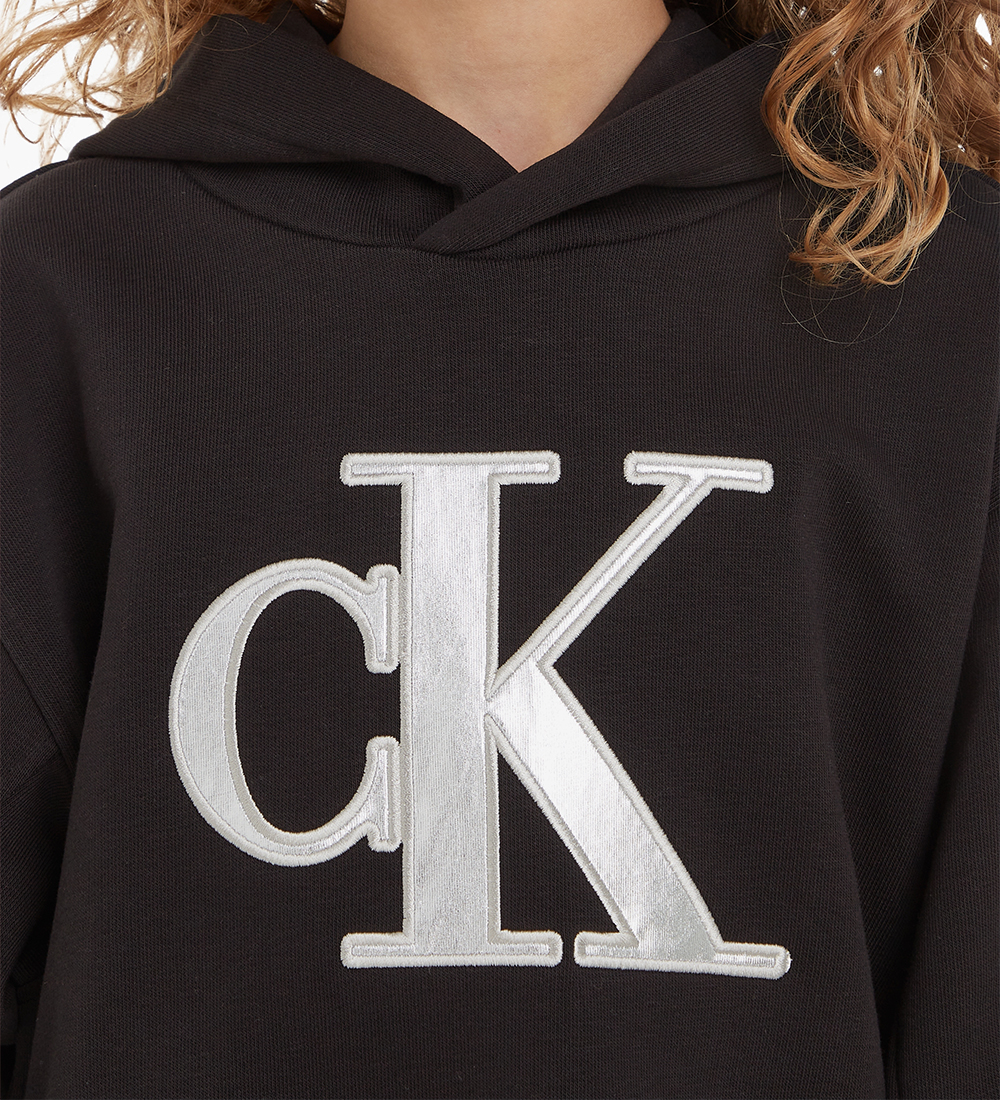 Calvin Klein Hoodie - Metalic Satin Monogram - Svart m. Silver