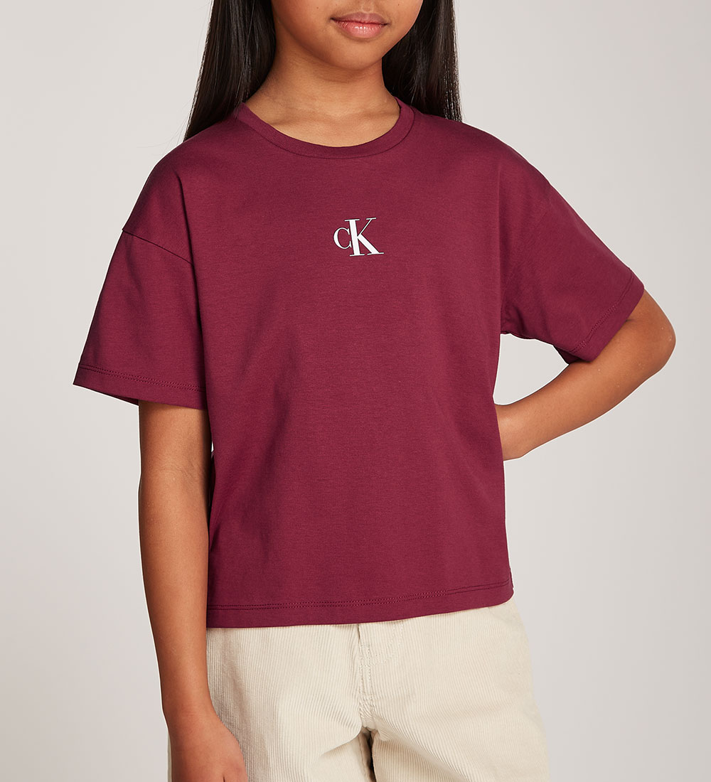 Calvin Klein Stuttermabolur - Ck Lógó Boxy - Ríkur Cherry