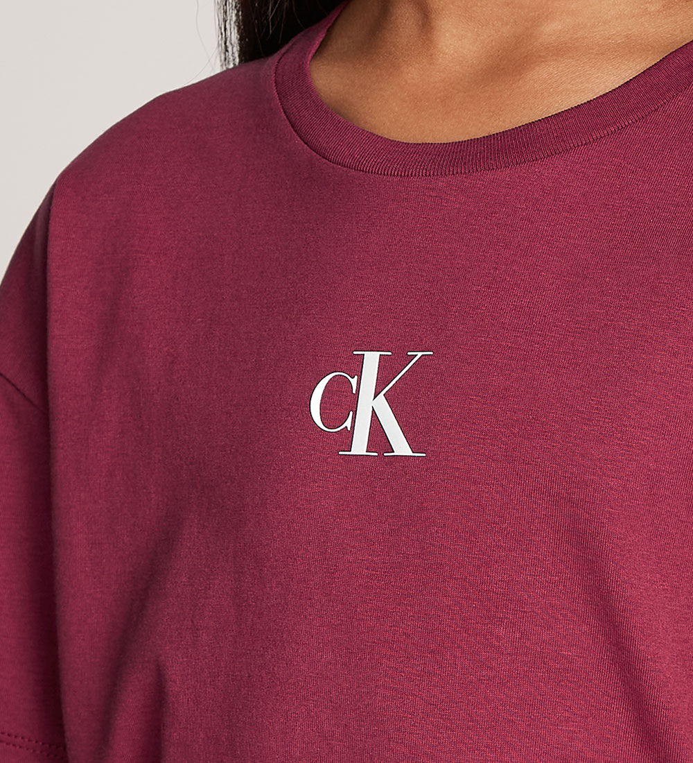 Calvin Klein Stuttermabolur - Ck Lógó Boxy - Ríkur Cherry