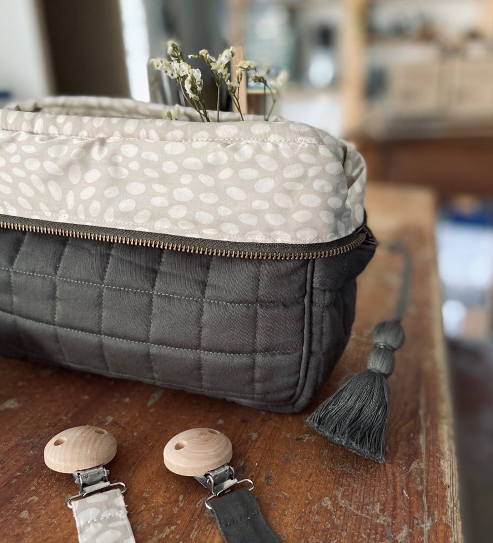 Pine Cone Toiletry Bag - Aviaya - Four Leaf Clover