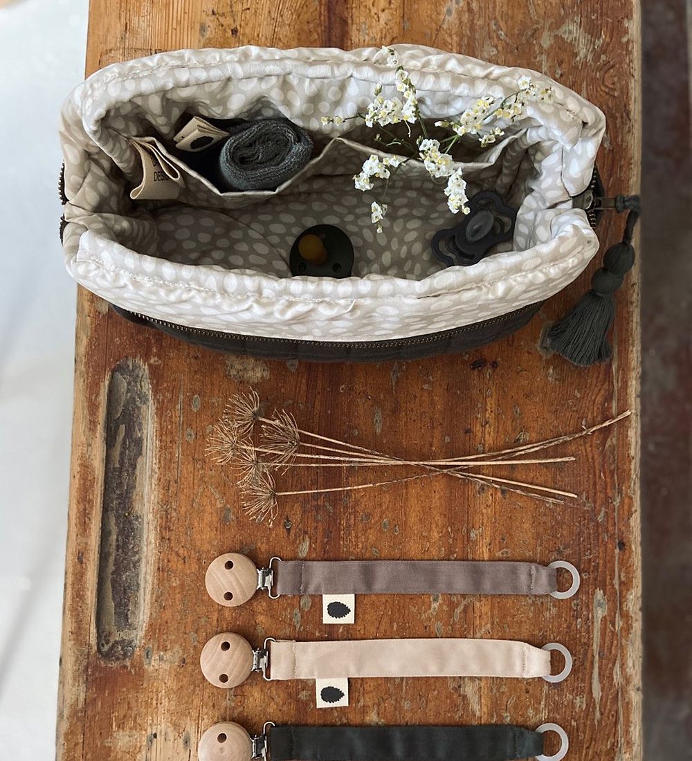Pine Cone Toiletry Bag - Aviaya - Four Leaf Clover